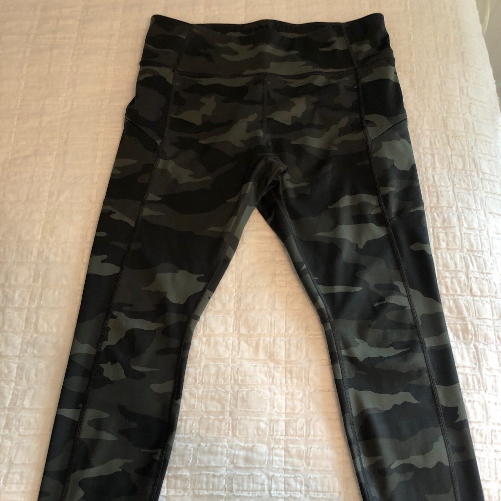 Athleta Camo Contender Tight Size Large